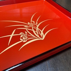 【新品未使用】漆器の角盆　2枚セット　朱塗り&黒塗り　蘭の蒔絵　21×33cm 箱付きの画像
