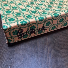 【新品未使用】漆器の角盆　2枚セット　朱塗り&黒塗り　蘭の蒔絵　21×33cm 箱付きの画像