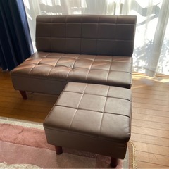 ソファ2人掛けオットマン付き。小さくて軽いです。
