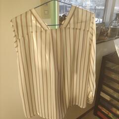 ストライプブラウスの画像