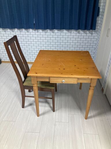 木製テーブルと椅子