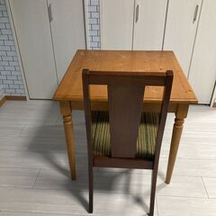 木製テーブルと椅子の画像