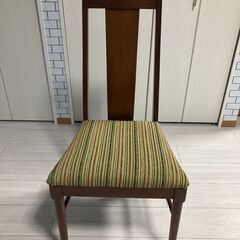 木製テーブルと椅子の画像