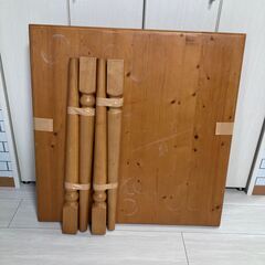 木製テーブルと椅子の画像