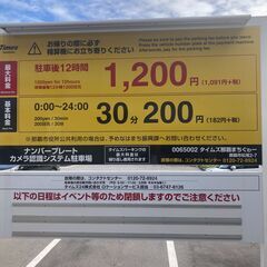 木製テーブルと椅子の画像