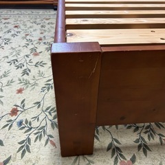 木製ダブルベッドの画像