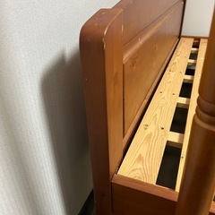 木製ダブルベッドの画像