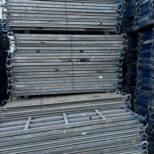 足場材料200-220平米1セット
