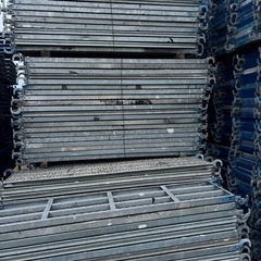 足場材料200-220平米1セット
の画像