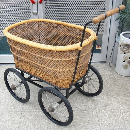 きれい!! 籐編み 乳母車 寸法(約)W52×D85×H85cm 小さめサイズ 荷物運びに! お散歩! 歩行補助に!  野良仕事に!!