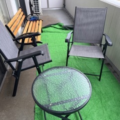 屋外用のベンチ、テーブル、椅子二脚セットと人工芝セット
