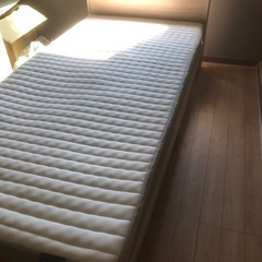 シングルベッド、マットレス付き