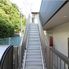 横須賀中央駅まで自転車で7-8分、築6年、フリーレント1カ月、初期費用０円、家電付き（洗濯機、冷蔵庫、電子レンジ、エアコン）、浴室追焚機能付、3面採光角部屋、最上階、ペット可、法人可、事務所可、礼金不要、敷金不要、保証人不要、仲介手数料不要、更新料不要、ロフト付デザイナーズアパート、2沿線利用可、光ネット回線無料！ − 神奈川県