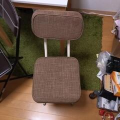 テーブルと折りたたみイス2個の画像