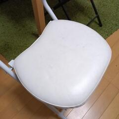 テーブルと折りたたみイス2個の画像