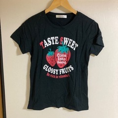 LINDSTÖRM イチゴプリント Tシャツ ブラック