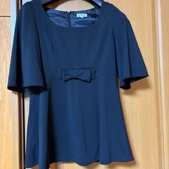 黒のトップス
