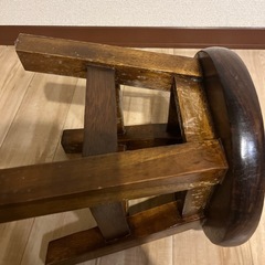 アンティークな丸椅子の画像