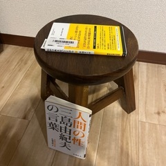 アンティークな丸椅子の画像