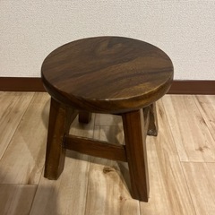 アンティークな丸椅子