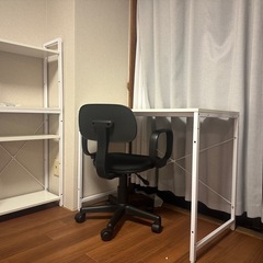 白い
机と棚と椅子セットで売ります。