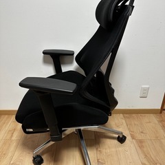 オフィスチェアDEVAISE、リクライニング、オットマンの画像