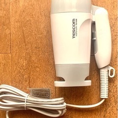 【お得! 1回のみ使用】テスコム TESCOM ヘアドライヤー ドライヤー TD105B 1200W コンパクト 軽い 大風量 熱くない 白 ホワイトの画像