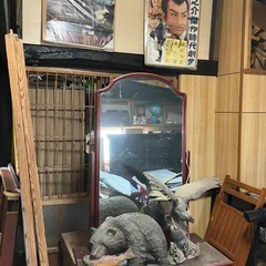 レトロなソファーテーブル鏡台他備品有り
の画像