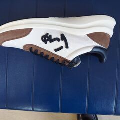 にゅ　スニーカーの画像