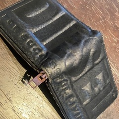 DIESEL✨人気完売形✨二つ折り財布✨ロゴ掘りデザイン✨の画像