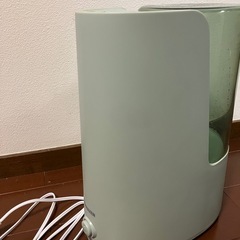 お値下げしました　
アロマオイル使用可能　山善　スチーム式加湿器