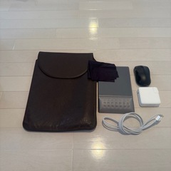 MacBook充電器、Bluetoothマウス、レザーケース、マ...