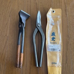 板金ハサミとツカミ