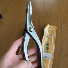 板金ハサミとツカミの画像