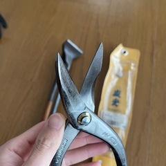 板金ハサミとツカミの画像