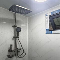 キッチンとバスルーム付きの屋外住宅，プレハブ ユニットハウス セルフ コンテナ メーカー スーパー 事務所倉庫 建設労働者寮 仮設住宅；現地組立 ユニットハウス 簡易ハウス コンテナハウス 窓二つ付き 納期相談 低コスト 耐火 断熱 防音 耐震 連結可能 増築対策 物置・事務所・別宅・従業員宿舎に最適 日本語説明書付き グレー (グリーン)[兵庫から全国]新品未使用 ユニットハウス プレハブ 海上 コンテナ ログ 仮設住宅 事務所 倉庫 野外 海外製 格安 屋上テラスガレージの画像