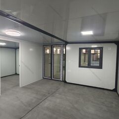 キッチンとバスルーム付きの屋外住宅，プレハブ ユニットハウス セルフ コンテナ メーカー スーパー 事務所倉庫 建設労働者寮 仮設住宅；現地組立 ユニットハウス 簡易ハウス コンテナハウス 窓二つ付き 納期相談 低コスト 耐火 断熱 防音 耐震 連結可能 増築対策 物置・事務所・別宅・従業員宿舎に最適 日本語説明書付き グレー (グリーン)[兵庫から全国]新品未使用 ユニットハウス プレハブ 海上 コンテナ ログ 仮設住宅 事務所 倉庫 野外 海外製 格安 屋上テラスガレージの画像