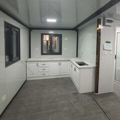 キッチンとバスルーム付きの屋外住宅，プレハブ ユニットハウス セルフ コンテナ メーカー スーパー 事務所倉庫 建設労働者寮 仮設住宅；現地組立 ユニットハウス 簡易ハウス コンテナハウス 窓二つ付き 納期相談 低コスト 耐火 断熱 防音 耐震 連結可能 増築対策 物置・事務所・別宅・従業員宿舎に最適 日本語説明書付き グレー (グリーン)[兵庫から全国]新品未使用 ユニットハウス プレハブ 海上 コンテナ ログ 仮設住宅 事務所 倉庫 野外 海外製 格安 屋上テラスガレージの画像