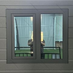 キッチンとバスルーム付きの屋外住宅，プレハブ ユニットハウス セルフ コンテナ メーカー スーパー 事務所倉庫 建設労働者寮 仮設住宅；現地組立 ユニットハウス 簡易ハウス コンテナハウス 窓二つ付き 納期相談 低コスト 耐火 断熱 防音 耐震 連結可能 増築対策 物置・事務所・別宅・従業員宿舎に最適 日本語説明書付き グレー (グリーン)[兵庫から全国]新品未使用 ユニットハウス プレハブ 海上 コンテナ ログ 仮設住宅 事務所 倉庫 野外 格安 屋上テラスガレージ；観光地の仮設住宅の画像