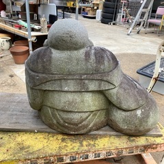 大きい石彫刻の布袋様 幅60cm の画像