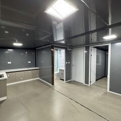 キッチンとバスルーム付きの屋外住宅，プレハブ ユニットハウス セルフ コンテナ メーカー スーパー 事務所倉庫 建設労働者寮 仮設住宅；現地組立 ユニットハウス 簡易ハウス コンテナハウス 窓二つ付き 納期相談 低コスト 耐火 断熱 防音 耐震 連結可能 増築対策 物置・事務所・別宅・従業員宿舎に最適 日本語説明書付き グレー (グリーン)[兵庫から全国]新品未使用 ユニットハウス プレハブ 海上 コンテナ ログ 仮設住宅 事務所 倉庫 格安 屋上テラスガレージ；観光地の仮設住宅；セカンドホームの画像