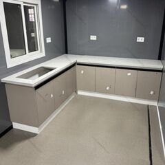 キッチンとバスルーム付きの屋外住宅，プレハブ ユニットハウス セルフ コンテナ メーカー スーパー 事務所倉庫 建設労働者寮 仮設住宅；現地組立 ユニットハウス 簡易ハウス コンテナハウス 窓二つ付き 納期相談 低コスト 耐火 断熱 防音 耐震 連結可能 増築対策 物置・事務所・別宅・従業員宿舎に最適 日本語説明書付き グレー (グリーン)[兵庫から全国]新品未使用 ユニットハウス プレハブ 海上 コンテナ ログ 仮設住宅 事務所 倉庫 格安 屋上テラスガレージ；観光地の仮設住宅；セカンドホームの画像