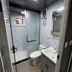 キッチンとバスルーム付きの屋外住宅，プレハブ ユニットハウス セルフ コンテナ メーカー スーパー 事務所倉庫 建設労働者寮 仮設住宅；現地組立 ユニットハウス 簡易ハウス コンテナハウス 窓二つ付き 納期相談 低コスト 耐火 断熱 防音 耐震 連結可能 増築対策 物置・事務所・別宅・従業員宿舎に最適 日本語説明書付き グレー (グリーン)[兵庫から全国]新品未使用 ユニットハウス プレハブ 海上 コンテナ ログ 仮設住宅 事務所 倉庫 格安 屋上テラスガレージ；観光地の仮設住宅；セカンドホームの画像