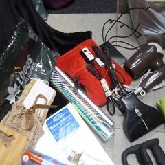 半額値下げ　新品多数あり　雑貨・家電まとめ売り　お宝もあり？　雑貨各種　家電各種　飾り各種　CD等　120サイズ分　雑貨色々　お楽しみ箱　是非ご参照くださいの画像