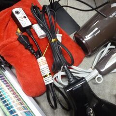 半額値下げ　新品多数あり　雑貨・家電まとめ売り　お宝もあり？　雑貨各種　家電各種　飾り各種　CD等　120サイズ分　雑貨色々　お楽しみ箱　是非ご参照くださいの画像