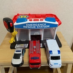 トミカ　: パノラマケース・回転パーキング トイザらス : SOSレスキューステーション　 の3点セット.の画像