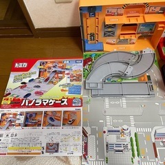 トミカ　: パノラマケース・回転パーキング トイザらス : SOSレスキューステーション　 の3点セット.の画像