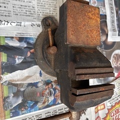 古い万力回転台付 ベンチバイス 金属加工 の画像