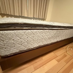 Sertaダブルベッド新品同様