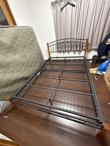 ダブルベッド　金属フレーム
